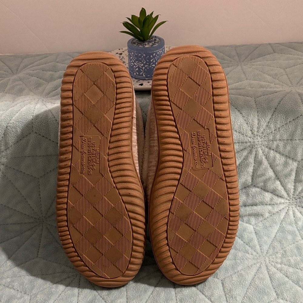 Dearfoams Women’s Size 7/8 medium Cozy Slippers - Picture 4 of 7
